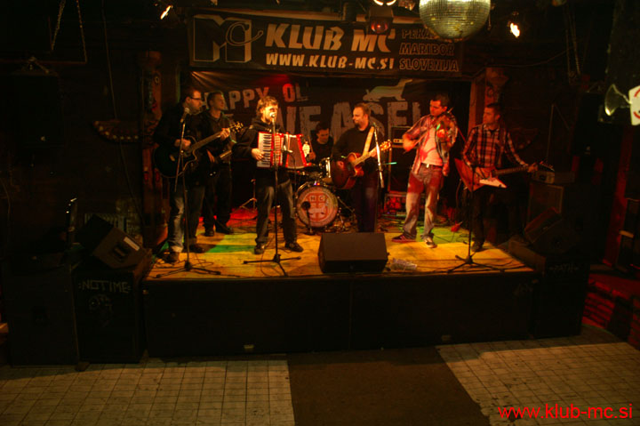 20110319_HappyOlMcWeasel_36